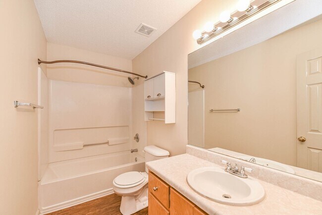 Building Photo - 3 Bedroom, 2 Bath Home with Fully Fenced Yard – Pet Friendly!