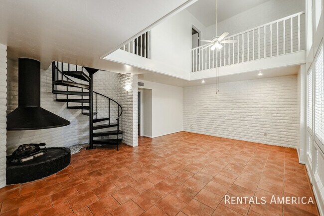 Building Photo - 4824 N Woodmere Fairway