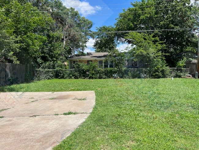 Building Photo - Spacious 3 Bedroom