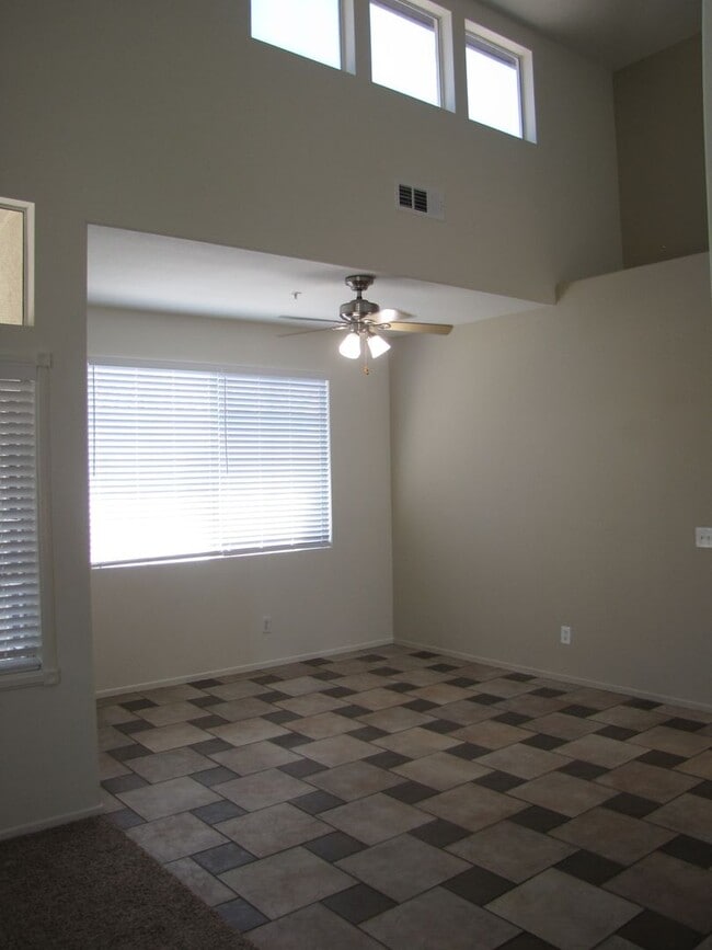 Building Photo - Beautifully upgraded condo in the fantasti...