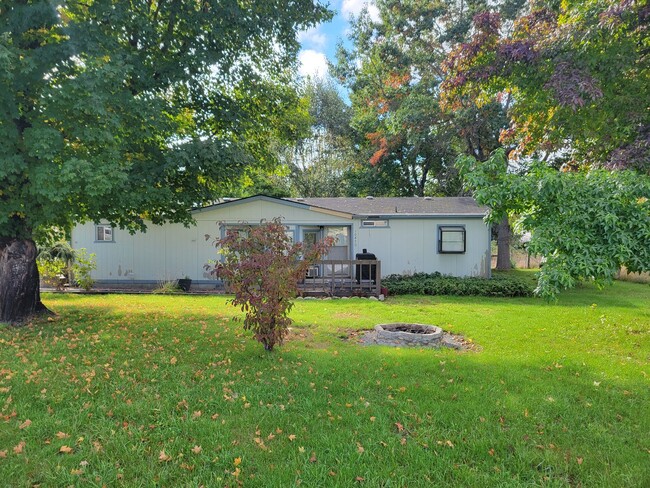 Building Photo - ****COMING SOON****  Country living in a clean, cozy home!