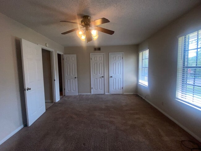 Building Photo - LARGE 4 BEDROOM BELTON ISD