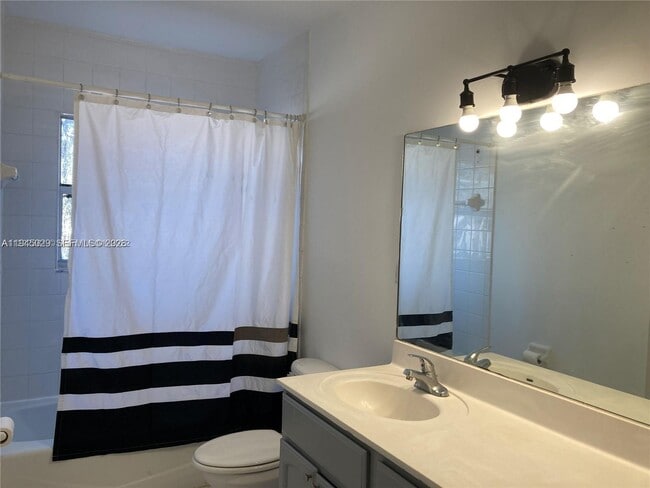 Building Photo - 643 33rd St