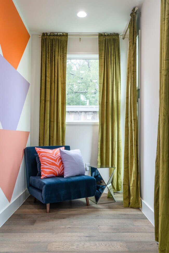 Building Photo - 2415 E 10th St