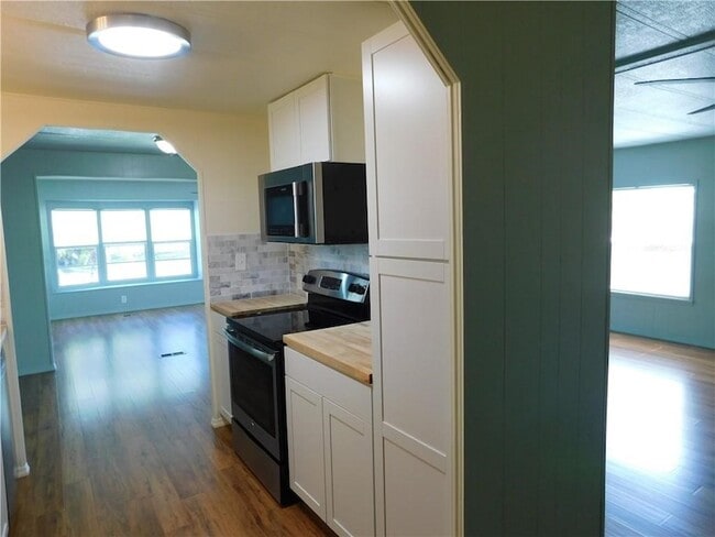 Building Photo - 1081 Parkway Ln