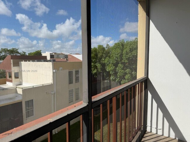 Building Photo - 8820 Fontainebleau Blvd