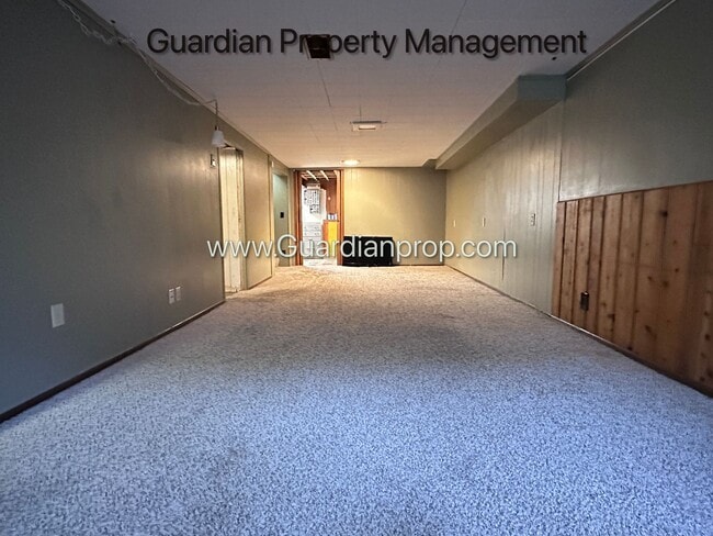 Building Photo - Richfield Single Family Home, Fenced Yard, 2 Car Garage, Dishwasher