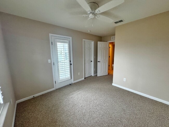 Building Photo - Islander Townhome with water views and garage!