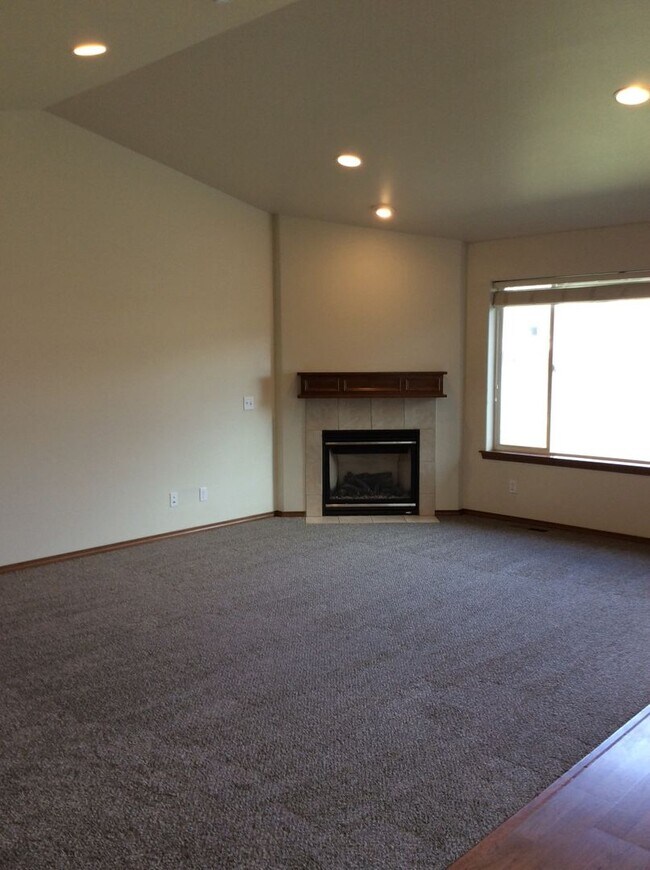 Building Photo - 4 Bedroom 2 Bathroom Rambler with Garage a...