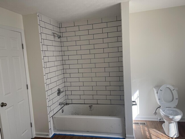 Building Photo - 418 Breckenridge St