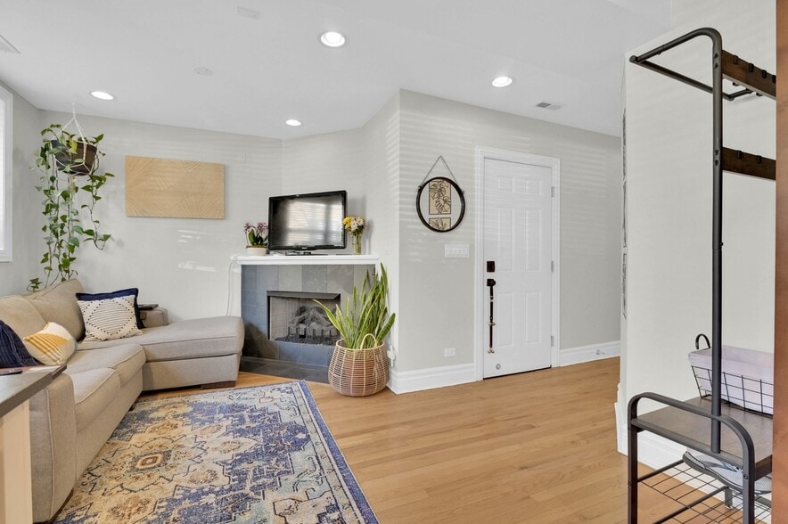 Building Photo - 2307 W Walton St