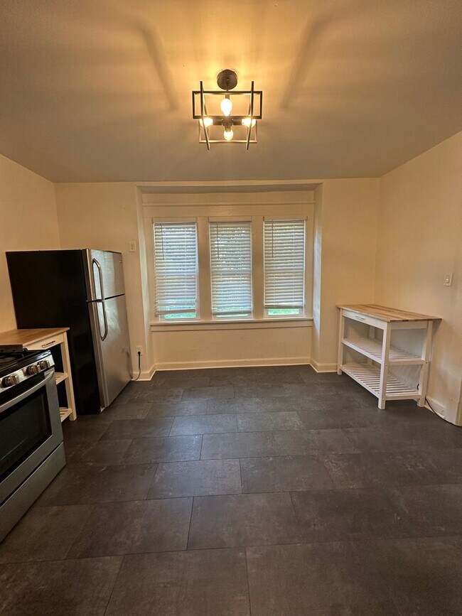 Building Photo - 121 W Keefe Ave