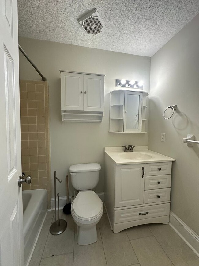 Building Photo - 3 bedroom home near Wire Park