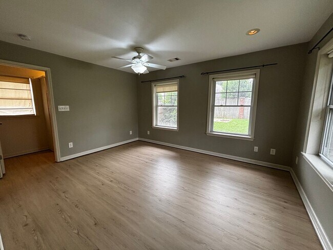 Building Photo - Brookside Charmer on secluded dead end street, just a 2 minute distance to restaurants, shopping ...