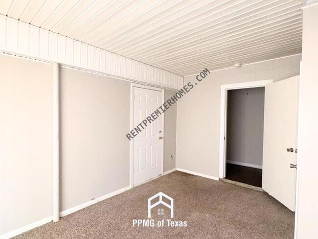 Building Photo - 2409 Eloise Cir