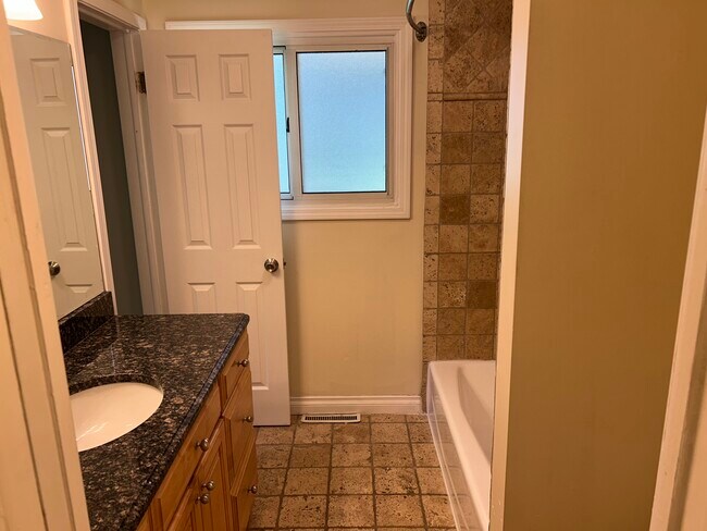 Building Photo - 3754 Hi Villa Dr