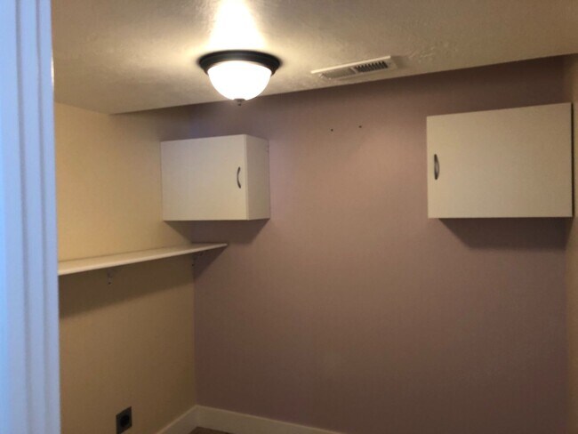Building Photo - Spacious Home w 2 attached 2 car garage