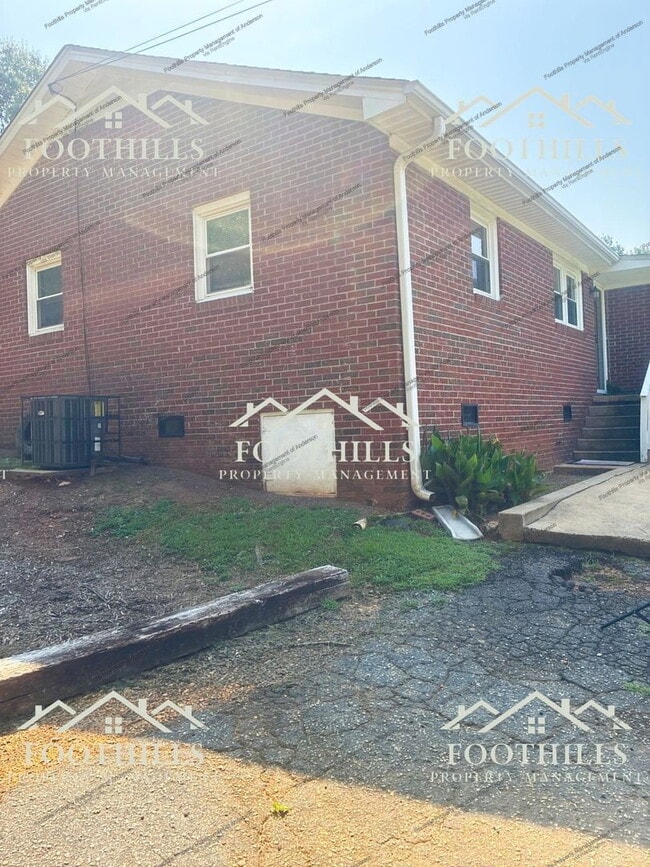 Building Photo - 202 Kennemore St