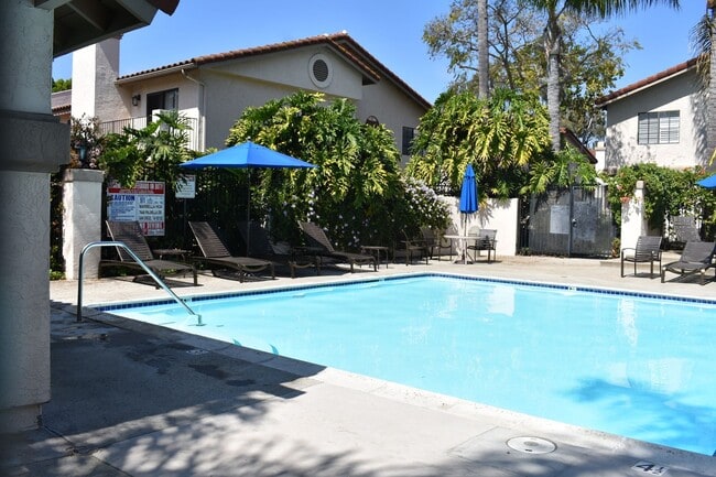 Building Photo - Flooring throughout 3 bd 2.5 ba Condo (San Diego, 92122)