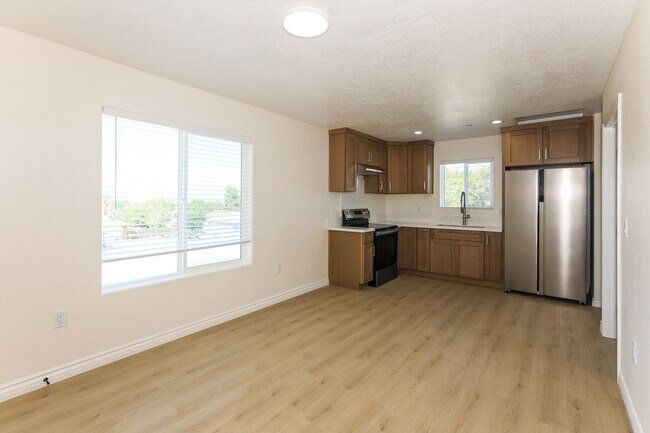 Building Photo - 16001 Live Oak St