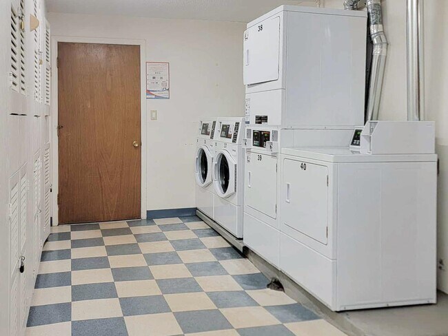 Building Photo - 8 Strawberry Bank Rd