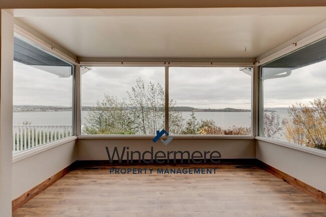 Building Photo - Three Bedroom, Two Bath Waterview