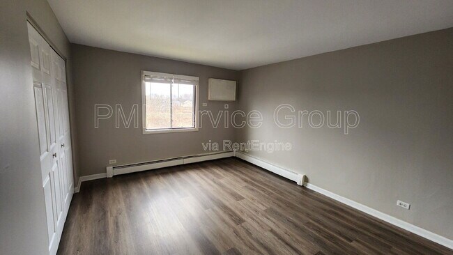 Building Photo - 400 Echo Ln