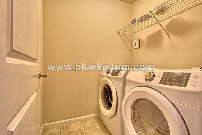 Building Photo - 3 Bed, 2.5 Bath Townhome with Upstairs Office or Tech Room