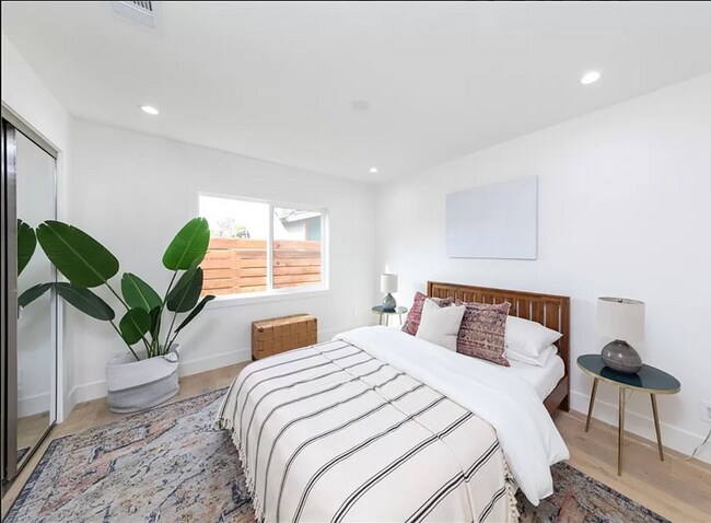 Master bedroom - 1593 Yosemite Dr