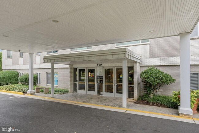 Building Photo - 8315 N Brook Ln
