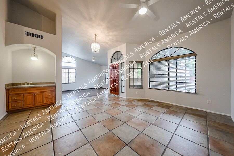 Building Photo - 1243 W Iris Dr