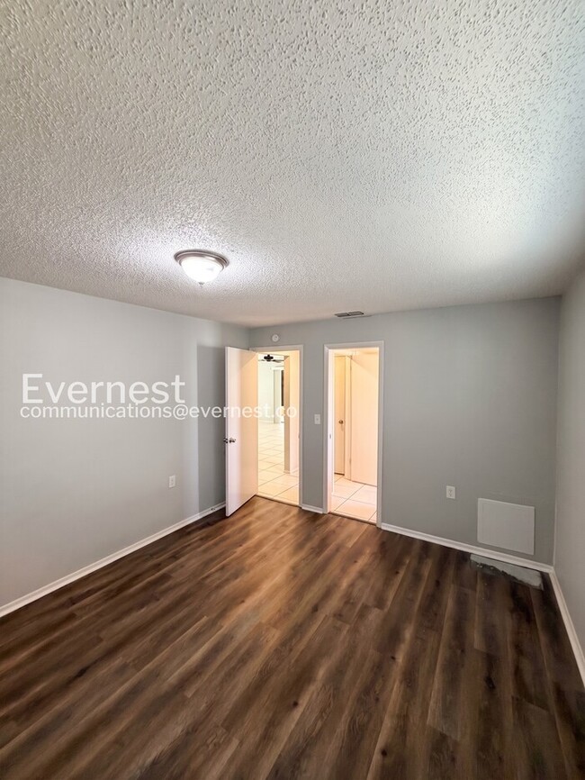 Building Photo - 3 Bed, 2 Bath Home with Spacious Yard and Attached Garage for Rent / Available Soon!
