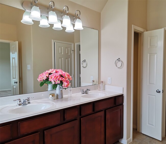 Building Photo - 2302 Waterford Park St