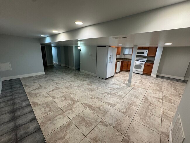 Building Photo - 6438 N Fairfield Ave