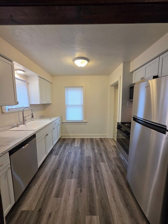 Building Photo - 806 Waverly Pl