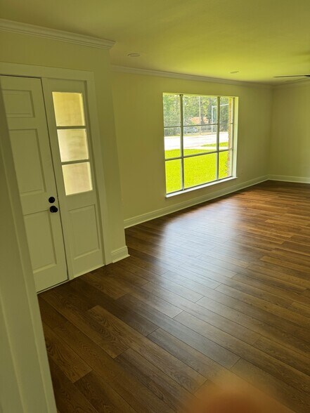 Livingroom Front door - 14747 S Harrells Ferry Rd
