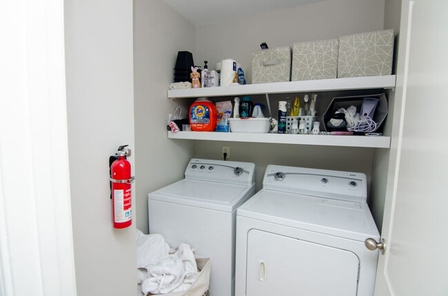 Building Photo - Furnished rental