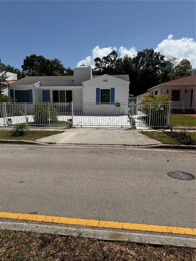 Building Photo - 227 SW 26th Rd