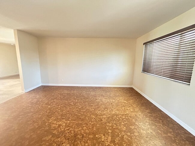 Building Photo - 4 Bedroom 3 Bathroom Parkway Manor 2 Home