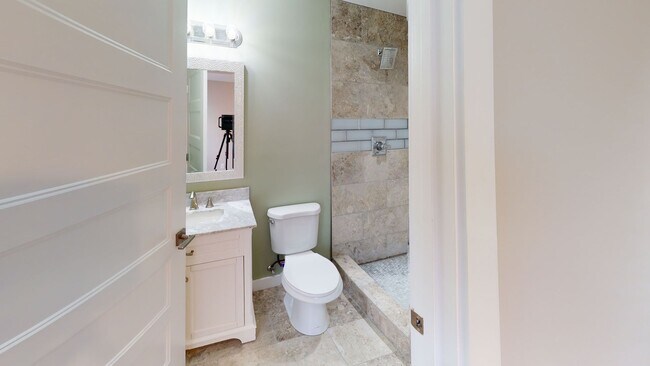 Building Photo - Renovated 6BR/4BA Cottage in Fort Sanders ...