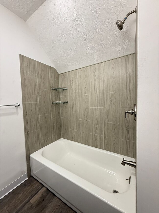 Building Photo - HOUSE...LARGE 3 Bedroom 2 Bath