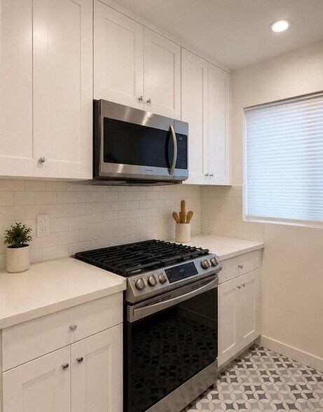 Building Photo - 2140 Beachwood Dr