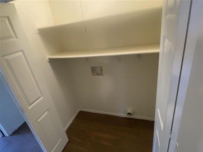 Building Photo - Cute 2/2 duplex with a garage