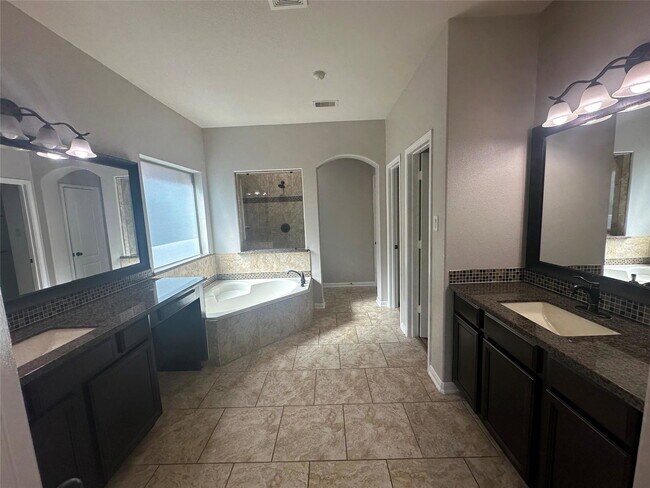 Building Photo - Spear Trail Court, Rosharon, TX 77583 - 4 BR 2.5 BA single-family home