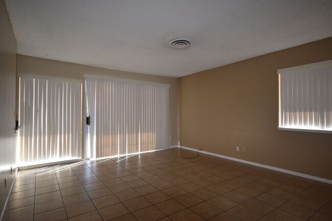 Building Photo - Cozy single story condo close to the commu...