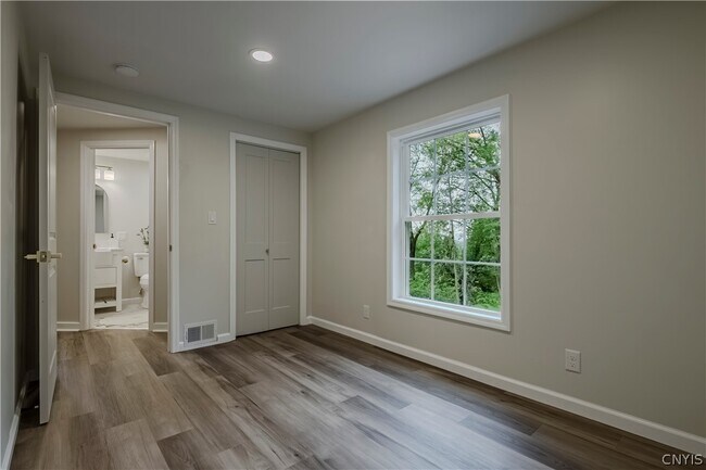 Building Photo - 8 Terrace Hill Dr