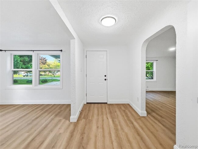 Building Photo - 2124 Bernice Ave