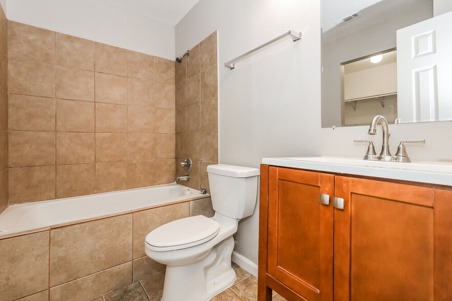 Building Photo - 7423 Village Lake Dr