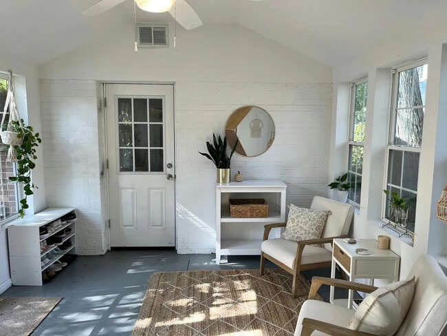 Building Photo - 203 E Oak Ave