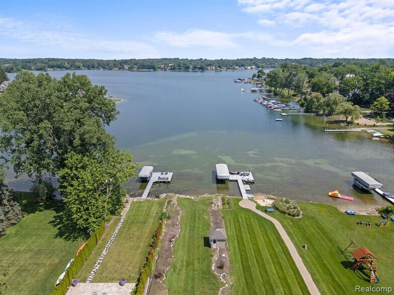 Building Photo - 2380 Walnut Lake Rd